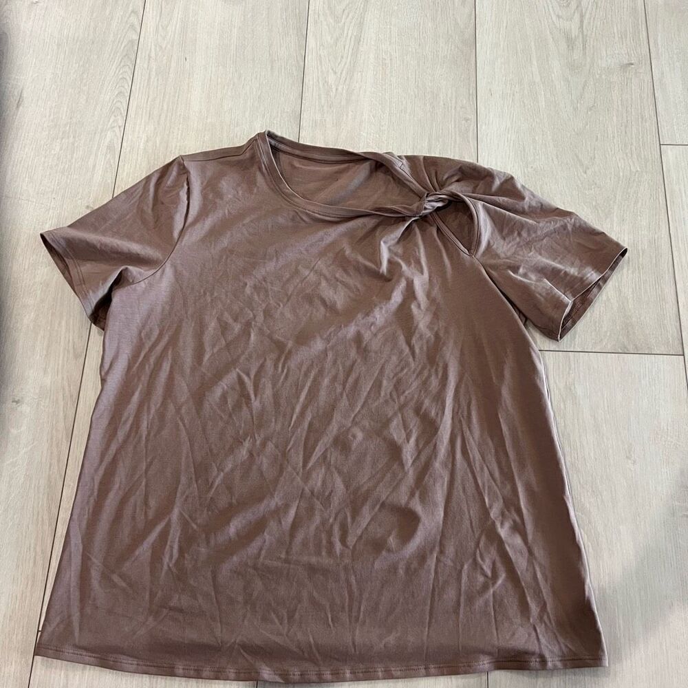 Lululemon women’s shirt size M